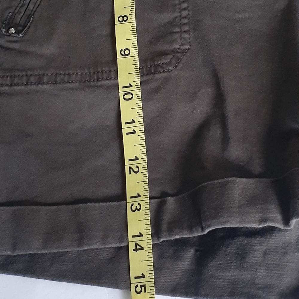 White House Black market Green Women's Shorts. Size 8 - Picture 4 of 7